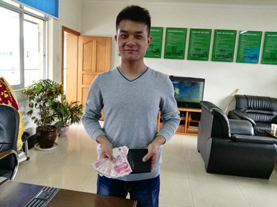 拾金不昧受乘客表扬_副本.jpg