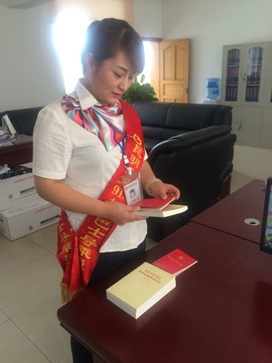 发放党员学习材料（何咏泽） (2)_副本.jpg