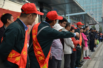 引导市民排队乘车_副本.jpg
