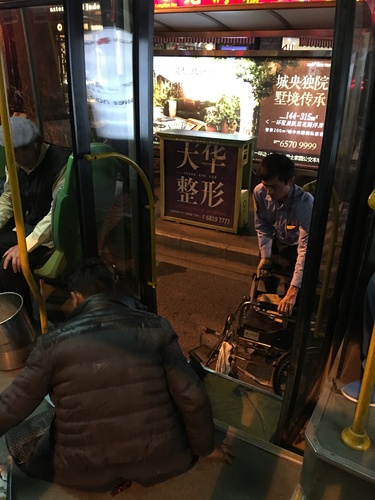 搬轮椅上车1