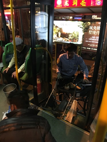 搬轮椅上车2
