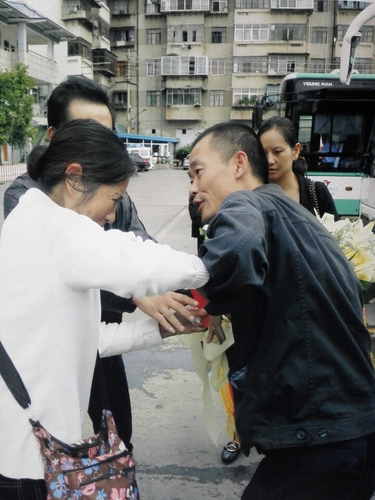 2.小凯奶奶硬要把装有5仟元大红包送给杨伟俊