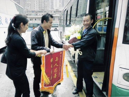 3.杨伟俊坚辞不收红包，但愉快接受鲜花和锦旗