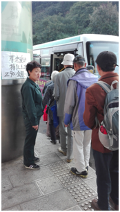 引导乘客安全乘车