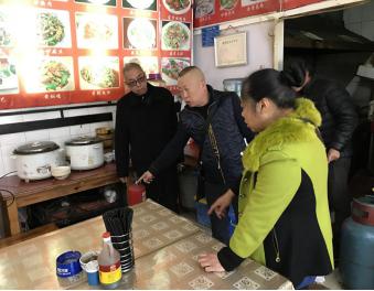 检查消防器材  保障车场安全