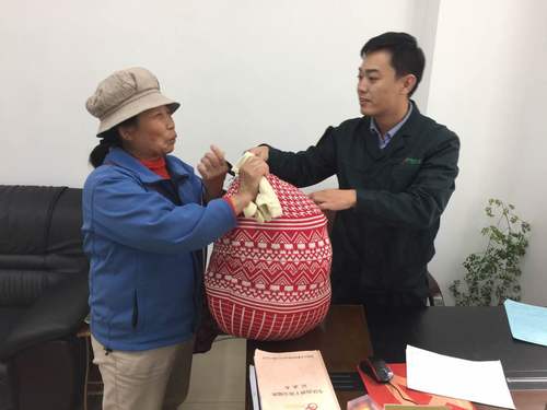 贾向荣拾金不昧