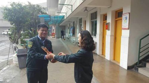十六车队情人节给驾驶员送玫瑰花和贺卡
