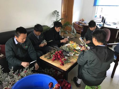 十六车队情人节给驾驶员送玫瑰花和贺卡2