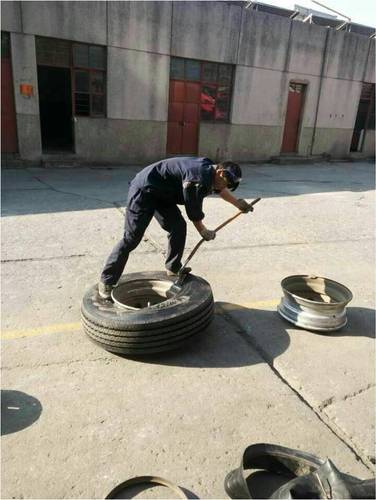 更换受损轮胎