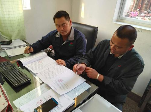 签订《安全责任书》,确保安全行车 签订《安全责任书》,确保安全行车
