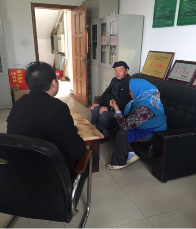 两位老人感谢热心驾驶员