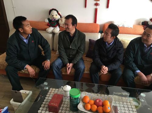 五公司团总支结对送温暖慰问生病困难党员（薛迦文）