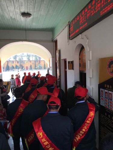 弘扬雷锋精神美化城市环境倡导绿色出行五公司团总支开展学雷锋活动（薛迦文）