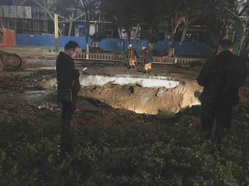 车队干部到北京路水管爆裂现场指挥 车队干部到北京路水管爆裂现场指挥