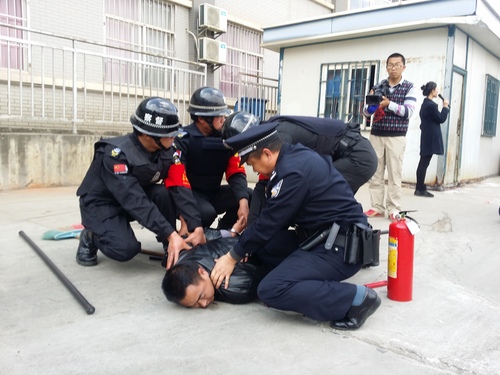四公司开展反恐防暴应急演练照片