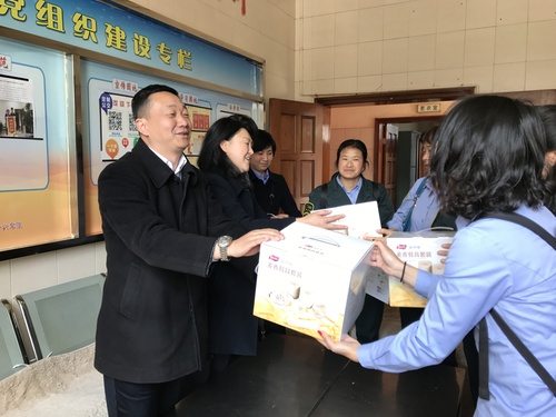 “三八”节慰问女员工（金丽丹）