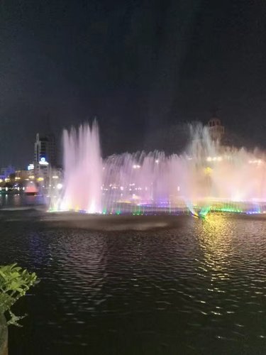 作者:李文忠《夜景喷泉》 作者:李文忠《夜景喷泉》