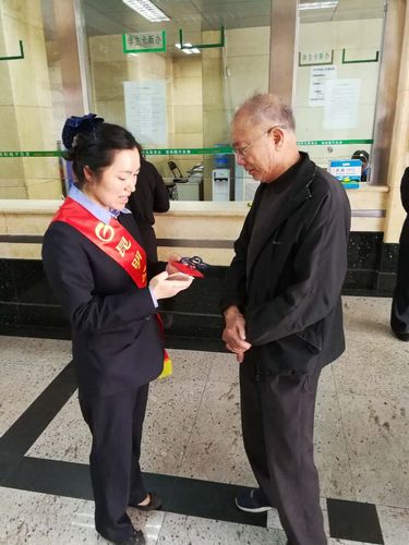 接待员解答市民疑问