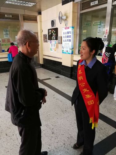 接待员耐心接待市民