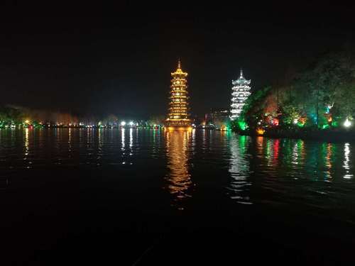 灯塔   万燕