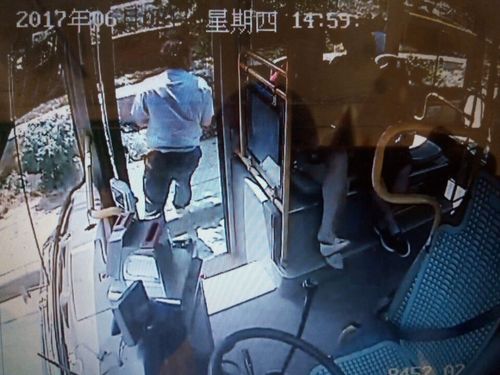 公交救火英雄周韬伟（谢斌）