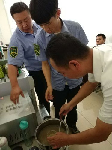炎炎夏日 六车队发放清凉食品 给车长解暑降温（唐云辉）