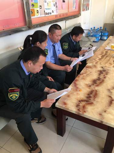 三车队员工利用休息时间学习阅读工作简报，通过阅读，可以帮助我们了解公司前沿的动态，学习身边的一些好人好事，使自己能够勉强跟上时代的步伐，还不致太落后，可以和社会对话。让这个世界变得近在咫尺，可以帮我们拓宽思维模式！