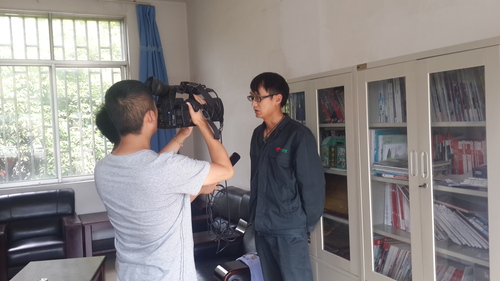 老人站台突发疾病 82路公交师傅出手相助暖人心获市民好评（李昆）