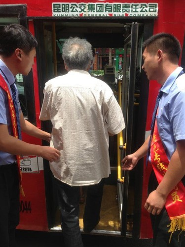 五公司团总支开展志愿者站点服务（薛迦文）