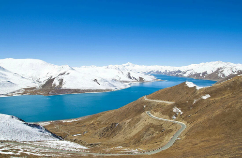 躺在山上的公路