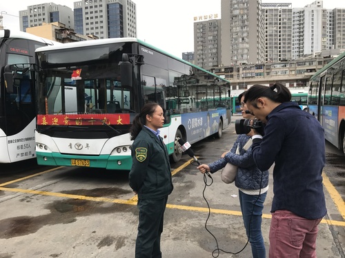 59路车厢爱心流淌，为老人付出一丝关怀的暖意 (2)