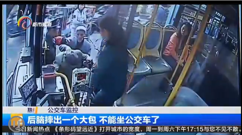 59路车厢爱心流淌，为老人付出一丝关怀的暖意 (2)