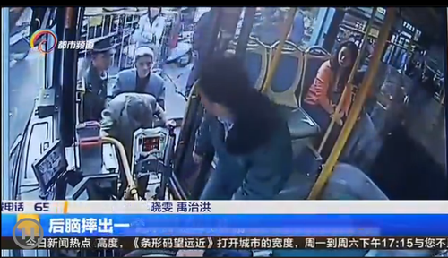 59路车厢爱心流淌，为老人付出一丝关怀的暖意 (4)