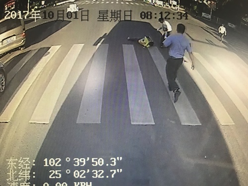 80路驾驶员张春华好样的,危急时刻出手相助 (2)