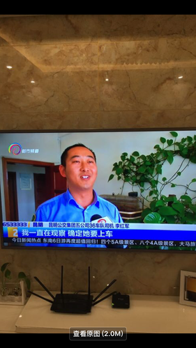 54路车长李红军师傅 帮助行动不便老人上下公交 获媒体表扬