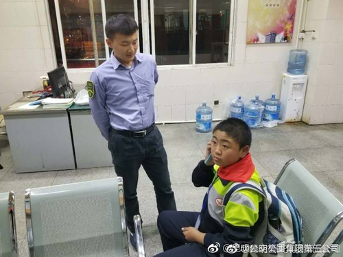 赞！公交师傅帮助迷路小孩找到父母（谢斌） (2)
