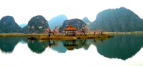 作者:李文忠《湖面小屋》 作者:李文忠《湖面小屋》