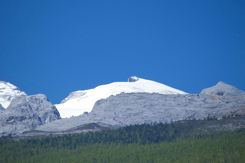 远方的雪山