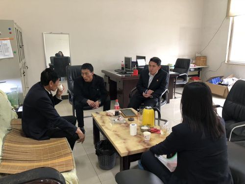 亲切交谈（谢斌）