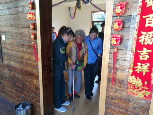 十四车队264路驾驶员热心帮助老人回家1