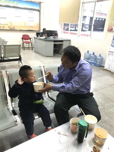 独自乘车小孩迷路，公交车长帮忙找家人（黎箭） (3)