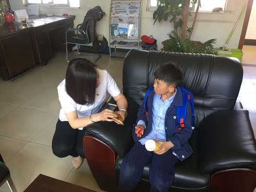 郭倩帮助小男孩回家