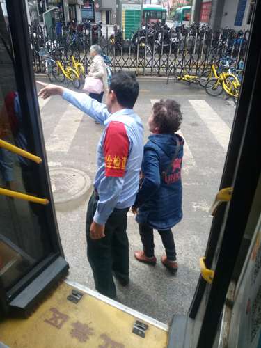 好心司机帮助老人1