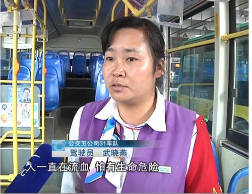 伤者路边求助 公交“秒变”救护车（黎箭） (1)