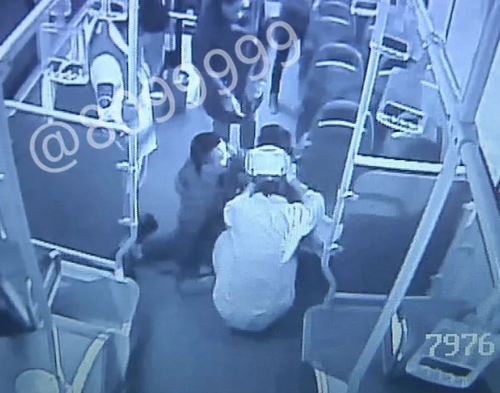 伤者路边求助 公交“秒变”救护车（黎箭） (2)