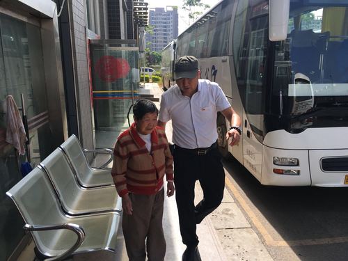 3路热心驾驶员帮助老人回家2