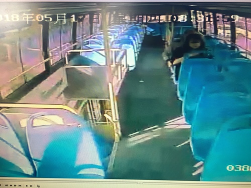乘客遇到“咸猪手”，公交车师傅协助报警护周全