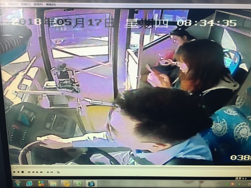 乘客遇到“咸猪手”，公交车师傅协助报警护周全1