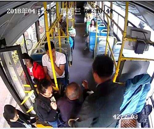 李文俊爱心帮助残疾人
