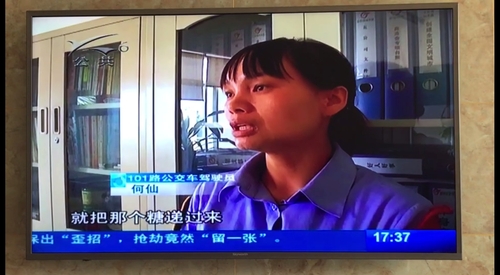 女子身体不适晕倒 司机乘客热心相助（缪柯） (2)